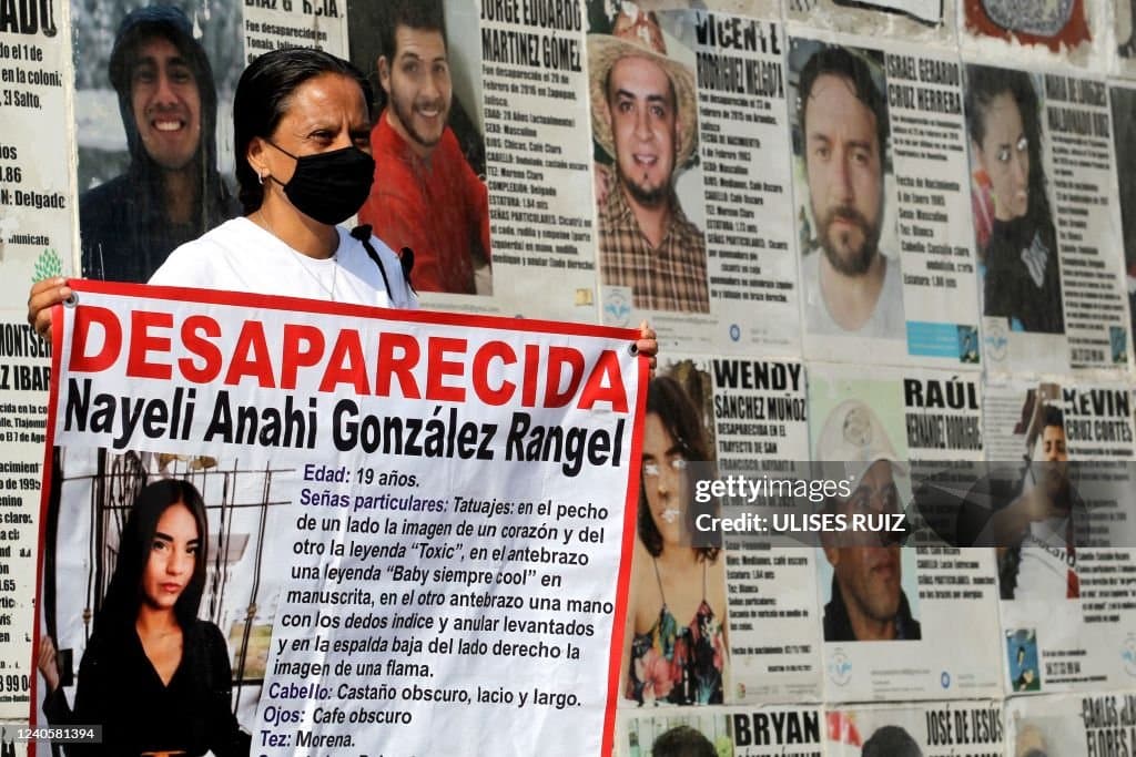 La madre de Nayeli Anahí González Rangel, desaparecida, sostiene un cartel con su fotografía durante una manifestación para exigir al Gobierno que la encuentre a ella y a otras personas desaparecidas, en la Glorieta de los Desaparecidos, en Guadalajara, Jalisco, México, el 10 de mayo de 2022, Día de la Madre. (Foto de Ulises Ruiz/AFP vía Getty Images)