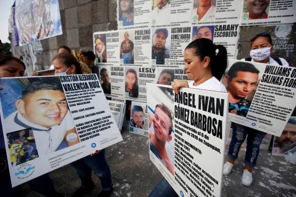 Activistas y familiares de personas desaparecidas colocan fotografías de sus seres queridos para exigir al Gobierno mexicano respuestas sobre su paradero, durante el Día de la Madre en la Glorieta de los Desaparecidos en Guadalajara, Jalisco, México, el 9 de mayo de 2021. (Ulises Ruiz/AFP vía Getty Images)