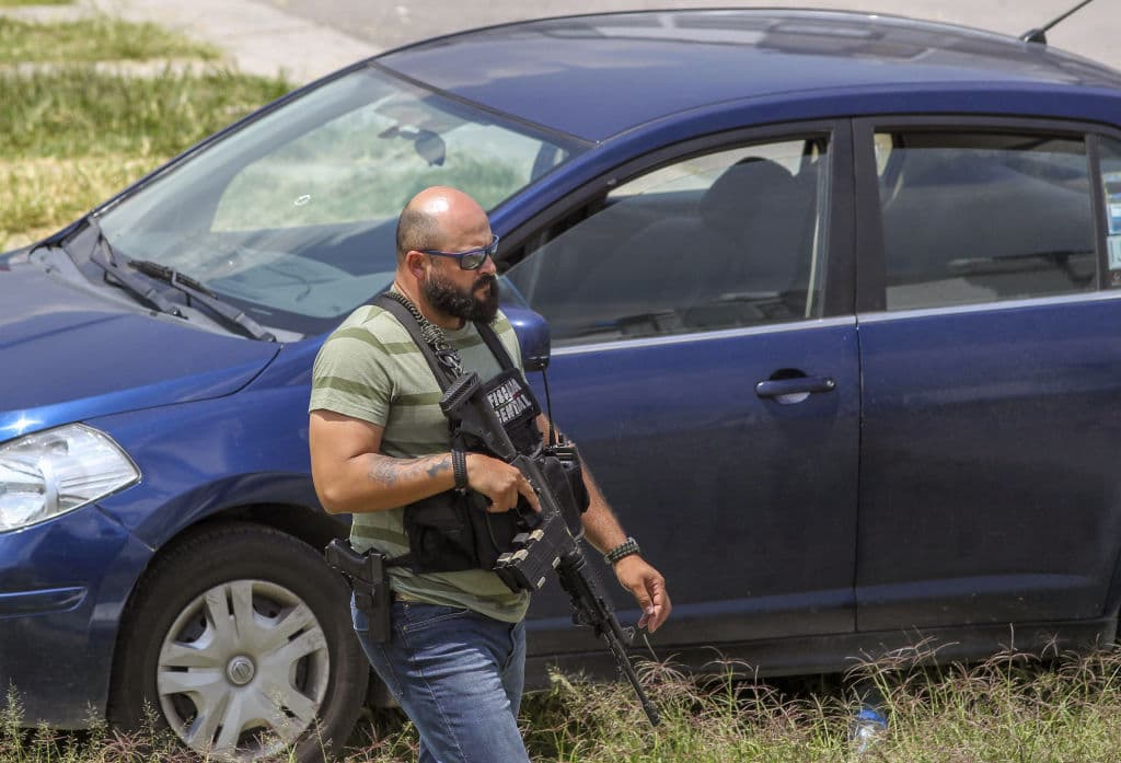 Un agente de la Policía Ministerial trabaja en la escena del crimen donde fueron encontrados diez cuerpos en una fosa clandestina dentro de un apartamento, en la colonia Villa Fontana Aqua, en Tlajomulco, Jalisco, México, el 8 de agosto de 2018. (Ulises Ruiz/AFP vía Getty Images)