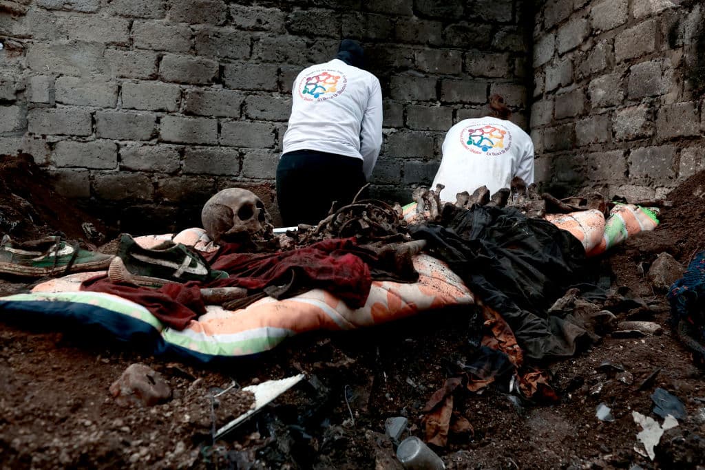 Integrantes del colectivo "Corazones Unidos en Busca de Nuestros Tesoros" trabajan en una fosa clandestina donde fueron encontrados los esqueletos de tres personas, en una zona céntrica de Guadalajara, Jalisco, México, el 7 de julio de 2024. El hallazgo se produjo a unos 700 metros de la Glorieta de los Desaparecidos, donde los colectivos realizan sus protestas. (Stringer/Corazones Unidos en Busca de Nuestros Tesoros/AFP vía Getty Images)