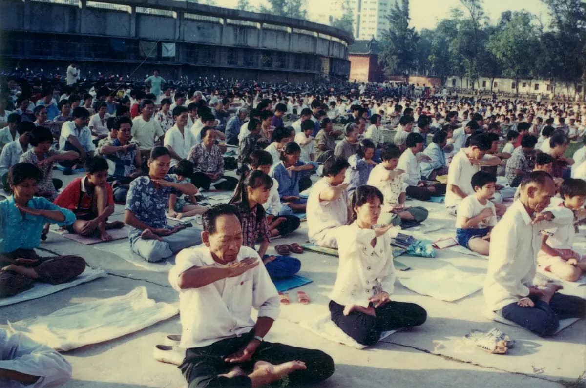 Practicantes de Falun Gong meditan en Meizhou, China, en julio de 1999. (Minghui.org).