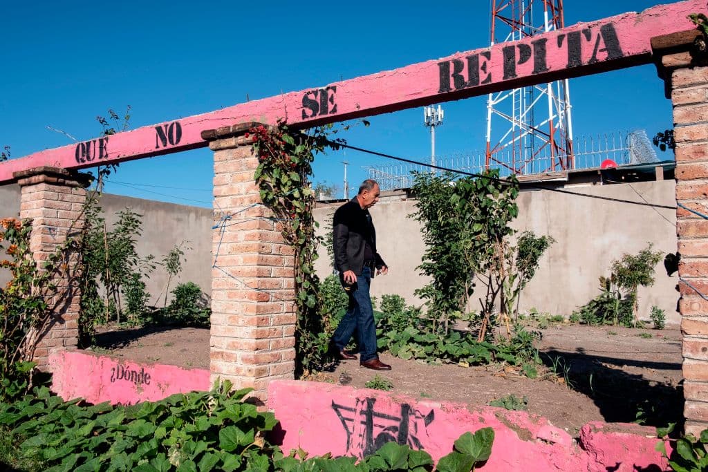 Fernando Oceguera, presidente de Unidos por los Desaparecidos en Baja California, recorre el predio La Gallera, convertido en memorial, donde fueron hallados restos humanos disueltos en ácido por integrantes del crimen organizado, en Tijuana, Baja California, México, el 22 de noviembre de 2019. Su hijo desapareció en 2006. (Guillermo Arias/AFP vía Getty Images)