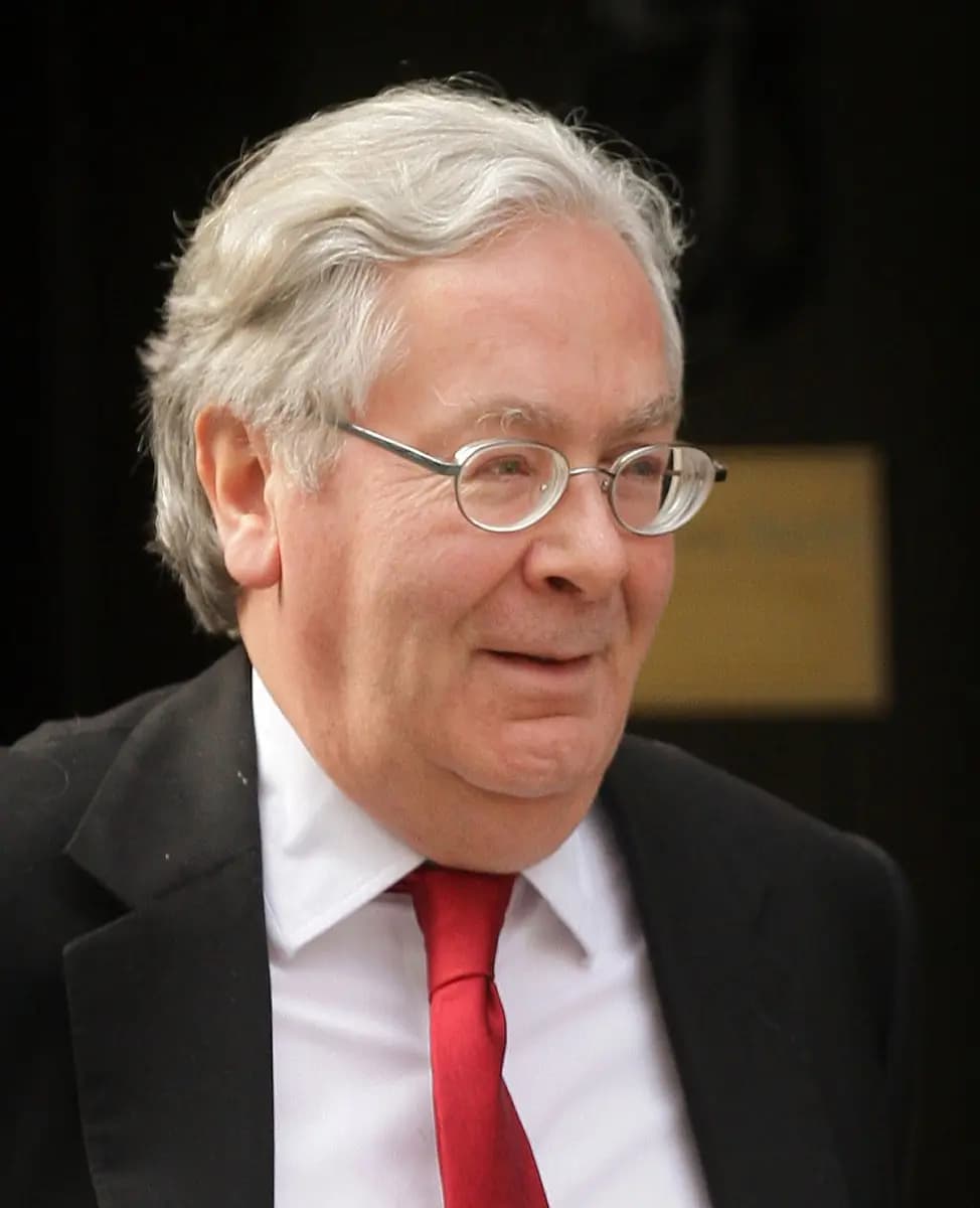 <em>El gobernador del Banco de Inglaterra, Mervyn King, sale de Downing Street en Londres, en esta fotografía de archivo sin fecha. (Peter Macdiarmid/Getty Images).</em>