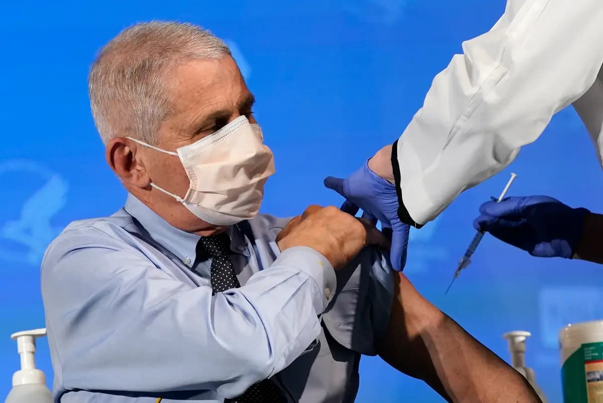 <em>El Dr. Anthony Fauci, director del Instituto Nacional de Alergias y Enfermedades Infecciosas, recibe una vacuna contra el COVID-19 en los Institutos Nacionales de Salud en Bethesda, Maryland, el 22 de diciembre de 2020. (Patrick Semansky/Pool/AFP vía Getty Images).</em>
