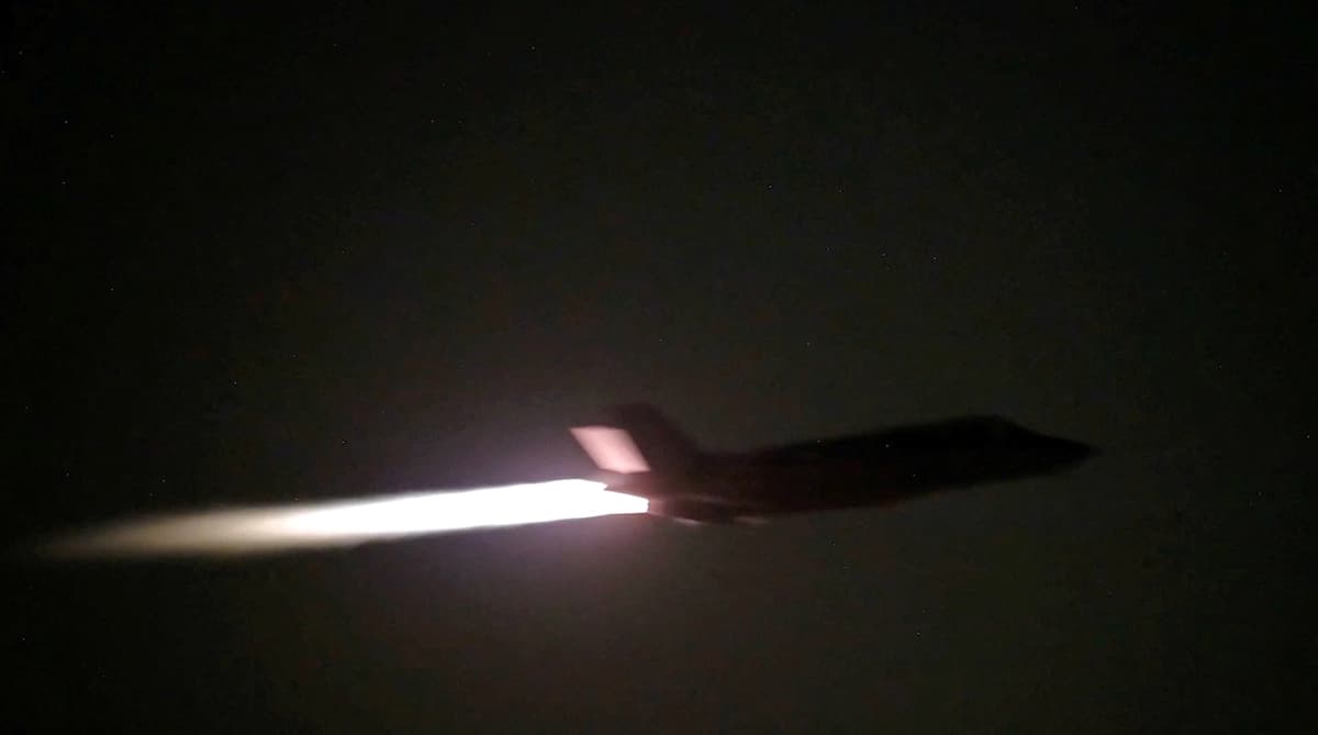 Un avión militar estadounidense vuela en una ubicación desconocida, durante lo que el Comando Central de EE. UU. (CENTCOM) describe como ataques contra Irán, en esta captura de pantalla tomada de un video difundido el 20 de julio de 2026. (Comando Central de EE. UU./Imagen cortesía de Reuters)