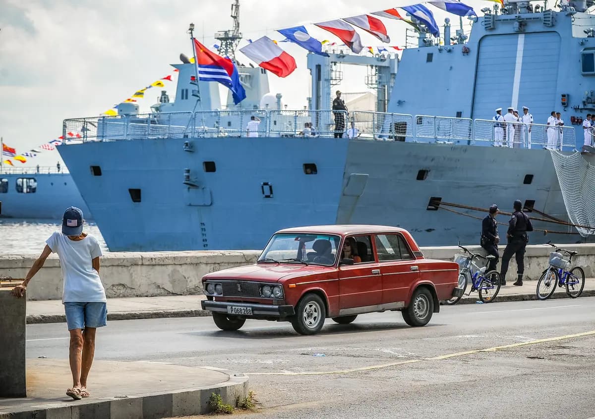La fragata 548 Yiyang, de la Armada de China, del Tipo 054A, atraca en el puerto de La Habana el 10 de noviembre de 2015. (Yamil Lage/AFP vía Getty Images).
