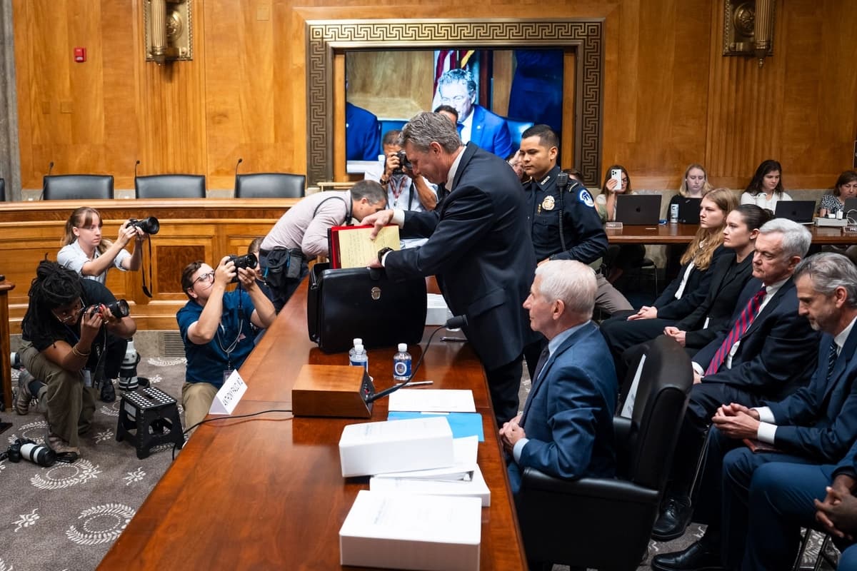 La Policía del Capitolio de EE. UU. escolta a David Schertler, abogado del Dr. Anthony Fauci, fuera de la sala de audiencias en Washington el 29 de julio de 2026. (Madalina Kilroy/The Epoch Times)
