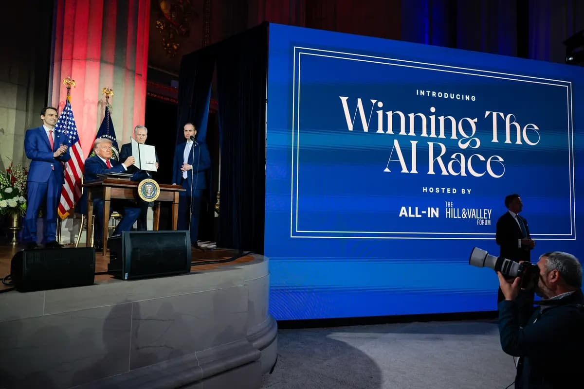 El presidente Donald Trump muestra una orden ejecutiva firmada durante la cumbre “Winning the AI Race” (Ganar la carrera de la IA) en Washington el 23 de julio de 2025. (Chip Somodevilla/Getty Images)