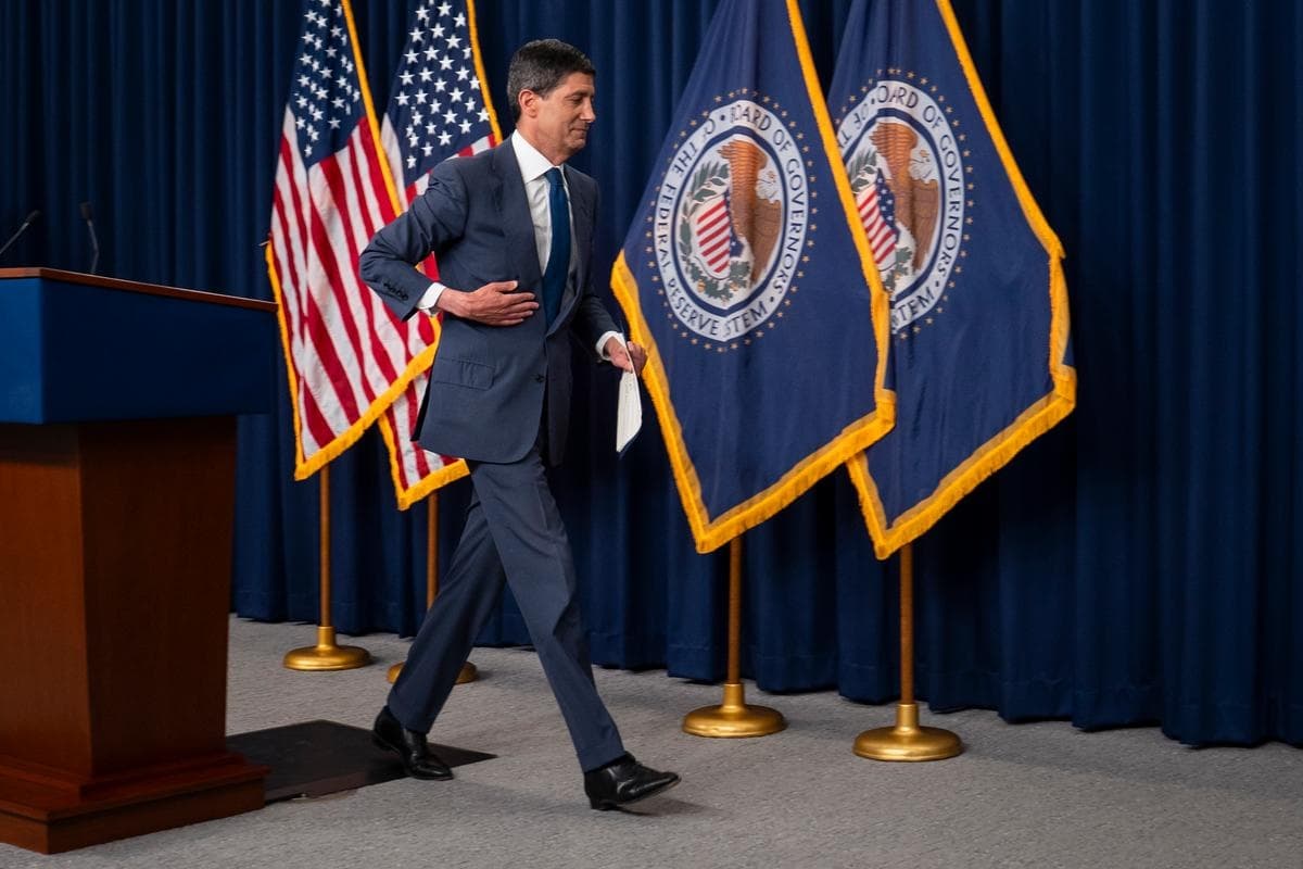 El presidente de la Reserva Federal, Kevin Warsh, se retira tras hablar durante una conferencia de prensa en Washington el 29 de julio de 2026. (Madalina Kilroy/The Epoch Times)