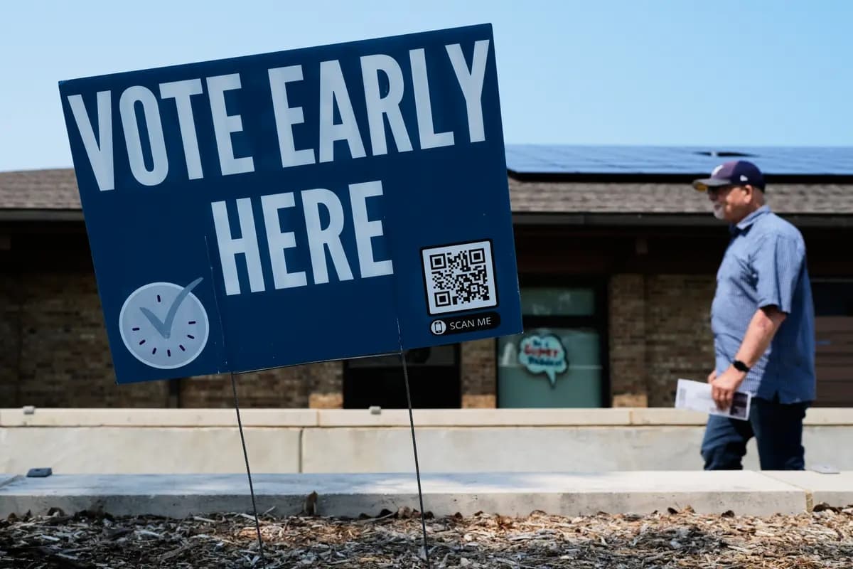 Un votante se dirige a un centro de votación en Milwaukee, Wisconsin, el 28 de julio de 2026. (Nam Y. Huh/AP)