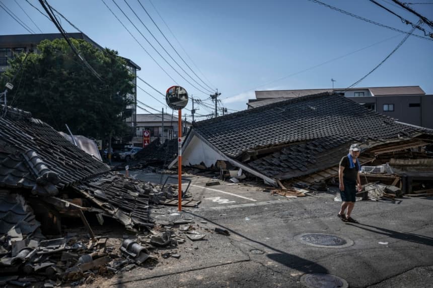 Un hombre camina junto a casas derrumbadas en Yatsushiro, prefectura de Kumamoto, el 30 de julio de 2026, tras el terremoto del 28 de julio. (Yuichi YAMAZAKI / AFP vía Getty Images)