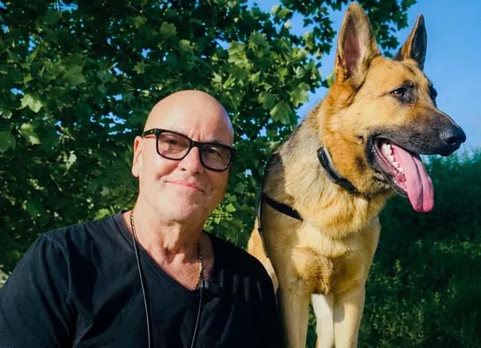 El experto en perros Michael Gould junto a Sherlock Bones, un pastor alemán que en su momento fue agresivo y al que él reentrenó como perro rastreador de cadáveres. (Cortesía de Michael Gould).