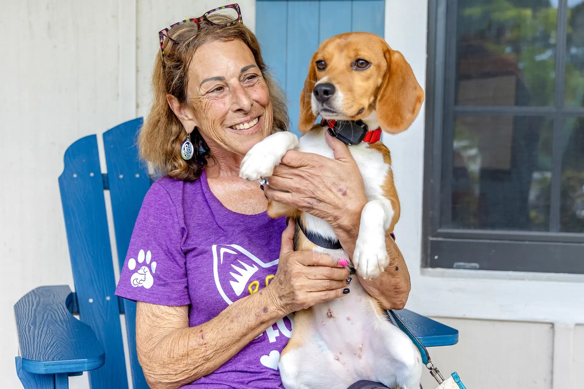 Melissa Duncan, de Brandon, Florida, admira a su beagle recién adoptado, Lady, en el refugio Big Dog Ranch Rescue, en Loxahatchee Groves, Florida, el 29 de junio de 2026. (Natasha Holt para The Epoch Times).