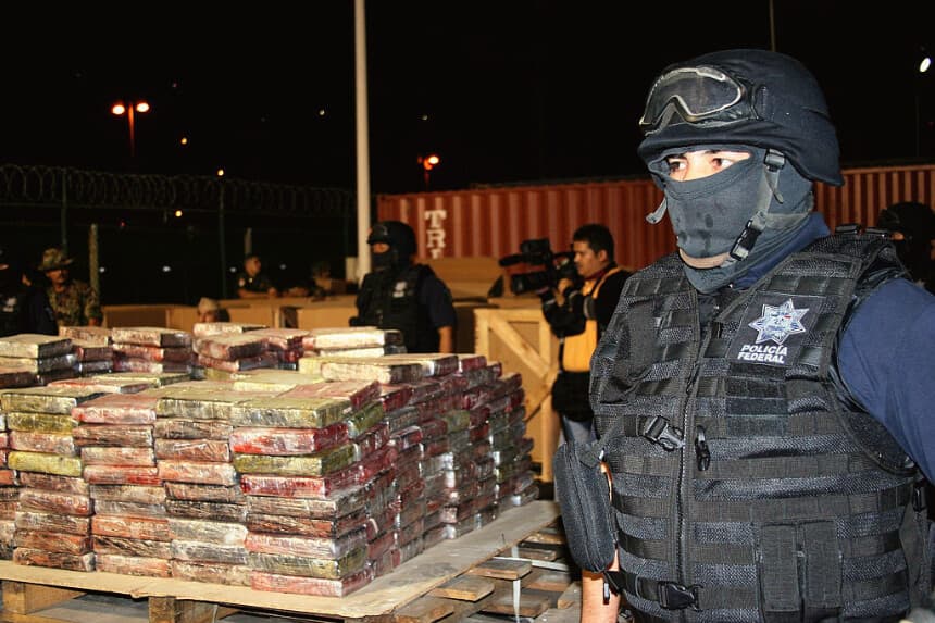La policía custodia 23.5 toneladas de cocaína en la Ciudad de México, el 1 de noviembre de 2007. Imagen de archivo (-/AFP vía Getty Images)