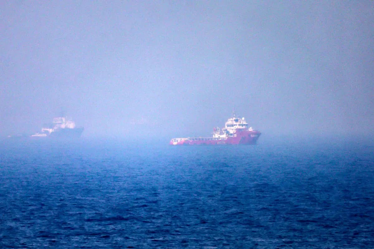 Buques navegan cerca del Estrecho de Ormuz, frente a la costa oriental de los Emiratos Árabes Unidos, en Khor Fakkan, el 13 de julio de 2026. (AFP vía Getty Images)
