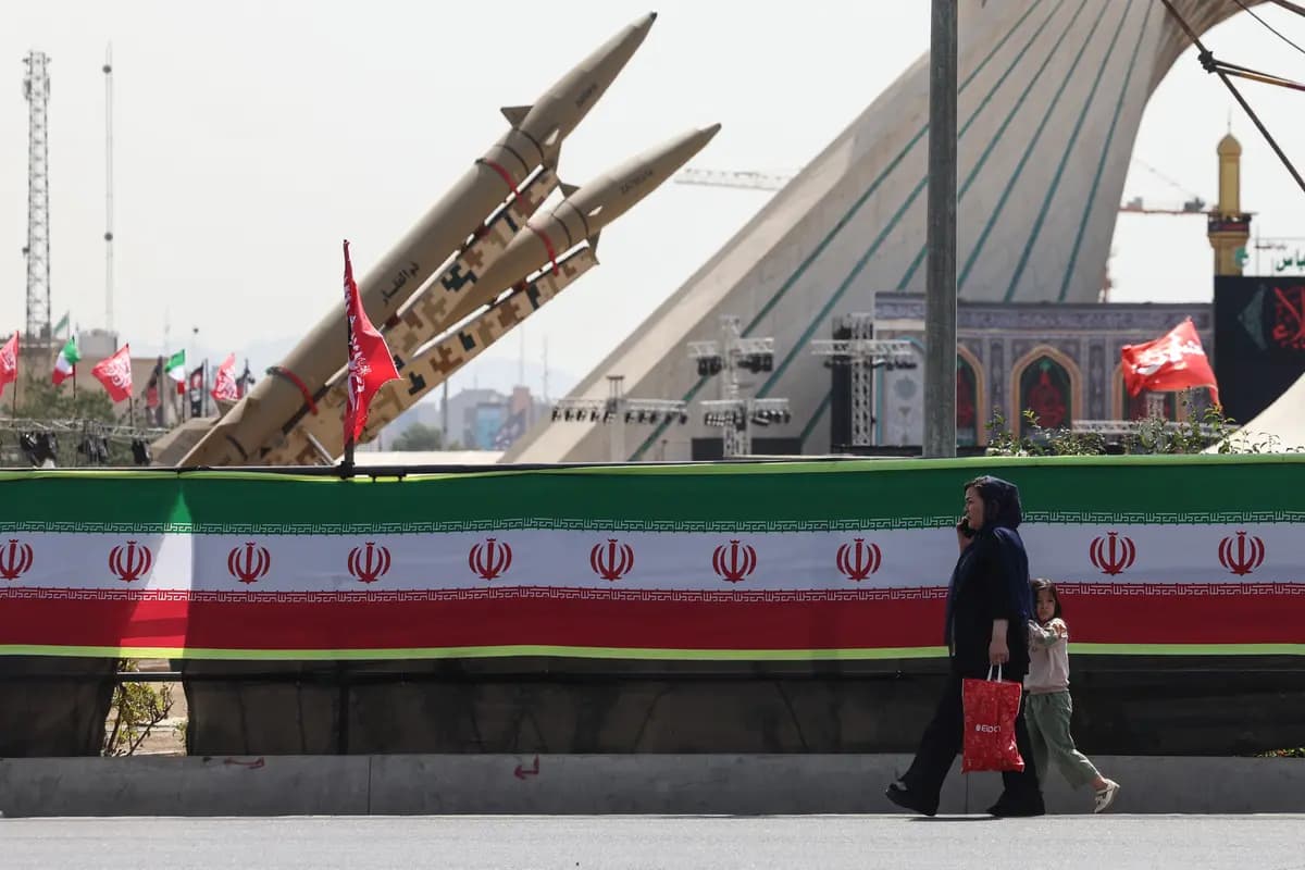 Una mujer y un niño pasan junto a misiles Zolfaghar de fabricación iraní exhibidos en la Plaza Azadi de Teherán, Irán, el 24 de julio de 2026. (AFP vía Getty Images)