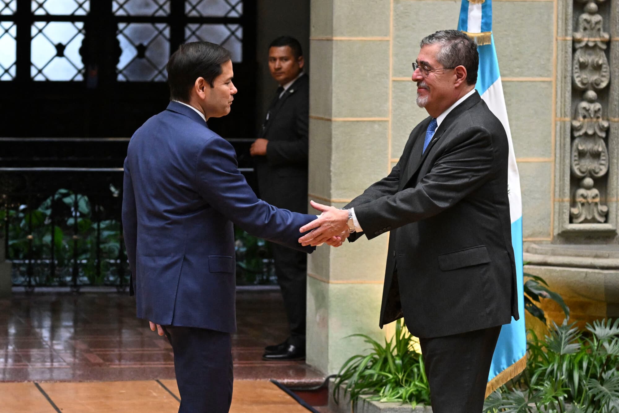 El secretario de Estado de EE. UU., Marco Rubio (izquierda), se da la mano con el presidente de Guatemala, Bernardo Arévalo, tras una conferencia de prensa conjunta en el Palacio de la Cultura de la Ciudad de Guatemala, el 5 de febrero de 2025. (JOHAN ORDONEZ/AFP vía Getty Images)