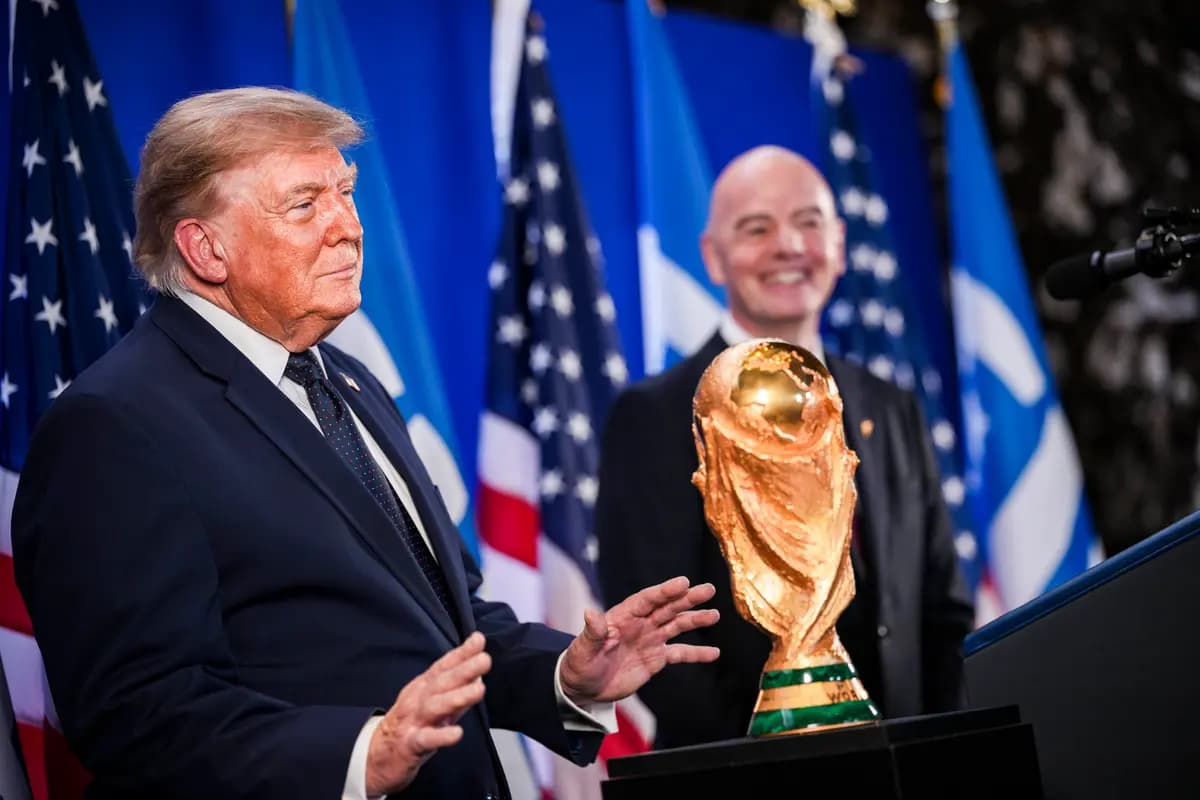 El presidente de la FIFA, Gianni Infantino, pronuncia unas palabras junto al presidente Donald Trump en una recepción de la FIFA en la Torre Trump de Nueva York el 17 de julio de 2026. (Andrew Harnik/Getty Images)