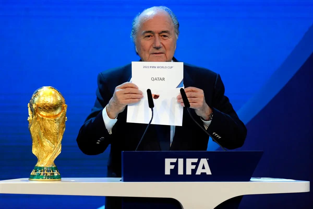 El entonces presidente de la FIFA, Sepp Blatter (Joseph S. Blatter), anuncia que Catar será la sede del Mundial de 2022 durante el evento de anuncio de las candidaturas para los Mundiales de la FIFA 2018 y 2022, celebrado en Zúrich, Suiza, el 2 de diciembre de 2010. (Keystone/Walter Bieri/AP Photo)
