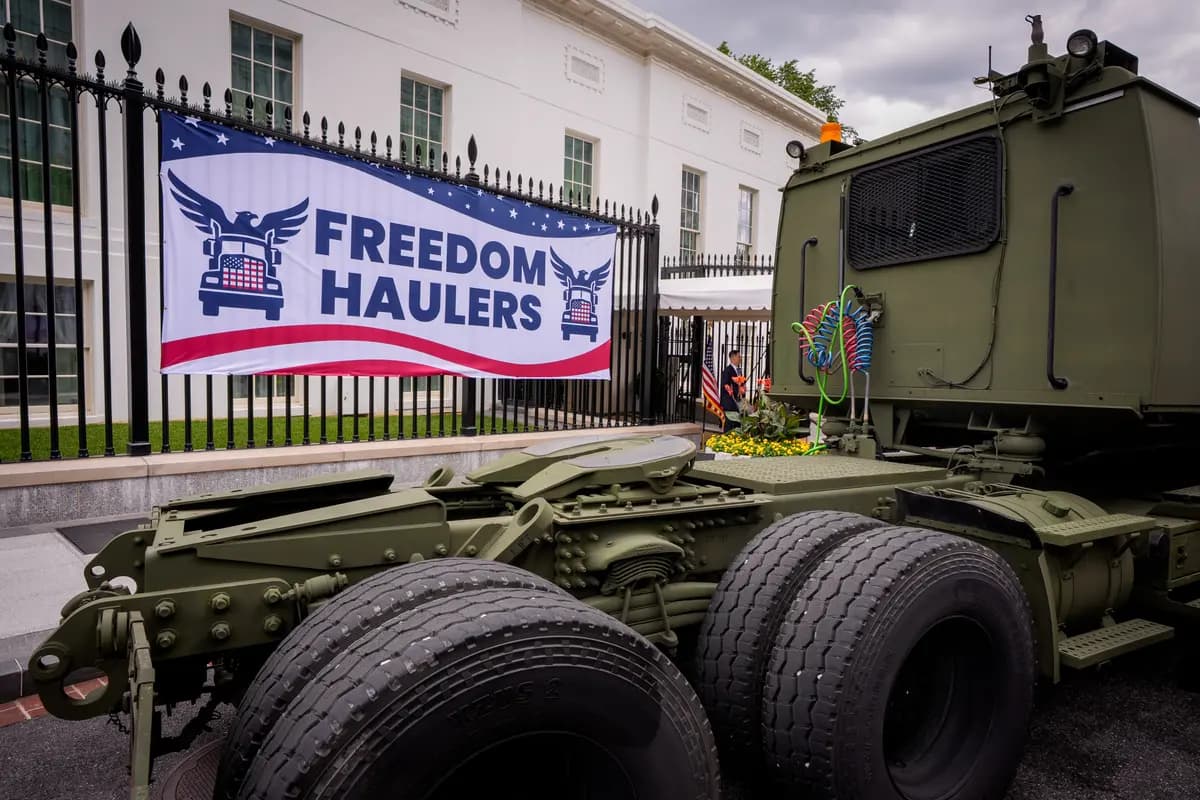 Un camión militar se encuentra estacionado en el evento de presentación de la iniciativa "Freedom Haulers" en la Avenida West Executive, entre el Ala Oeste de la Casa Blanca y el Edificio de Oficinas Ejecutivas Eisenhower, en Washington, el 30 de julio de 2026. (Andrew Harnik/Getty Images).
