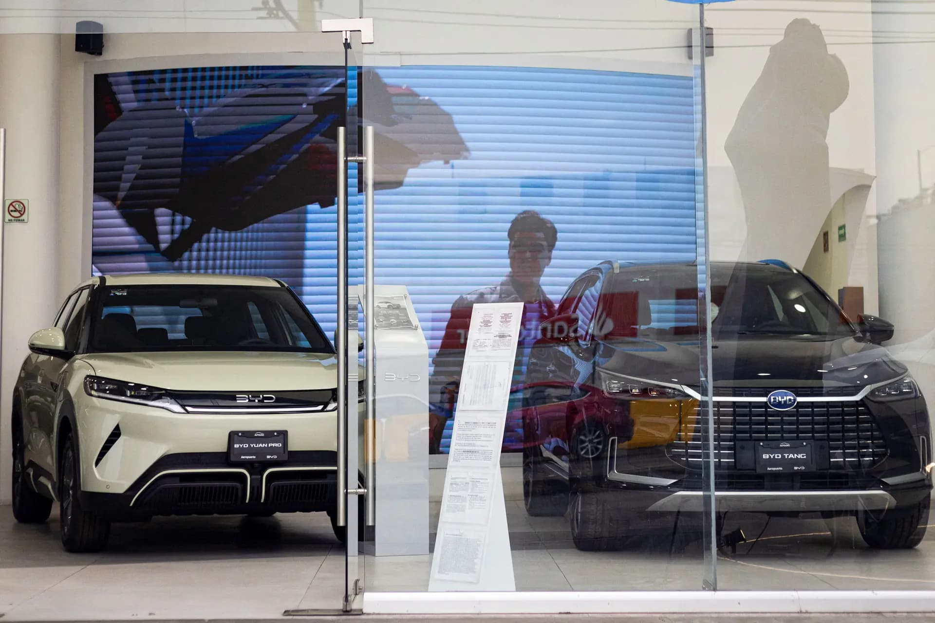 Autos de la marca china de vehículos eléctricos BYD se exhiben en una tienda de la Ciudad de México el 3 de marzo de 2025. BYD se encuentra entre los finalistas para comprar una planta de Nissan-Mercedes-Benz en Aguascalientes, México, que tiene una capacidad de producción de 230,000 vehículos al año. (Quetzalli Nicte-Ha/Reuters)