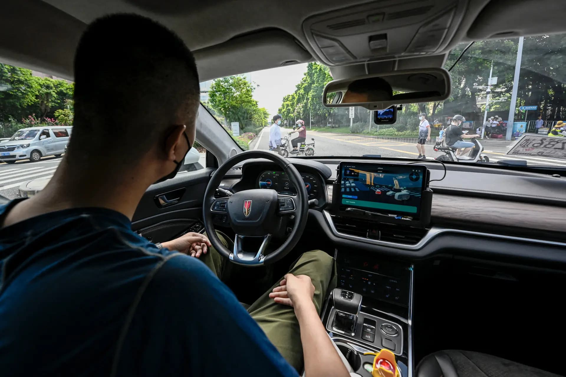 Un robotaxi desarrollado por Baidu Apollo se detiene mientras la gente cruza una calle en Shenzhen, en la provincia sureña china de Guangdong, el 10 de julio de 2022. Los vehículos fabricados en China incluyen software de la empresa tecnológica china, que recopila datos de los vehículos y los transmite de regreso a China. (Jade Gao/AFP vía Getty Images)