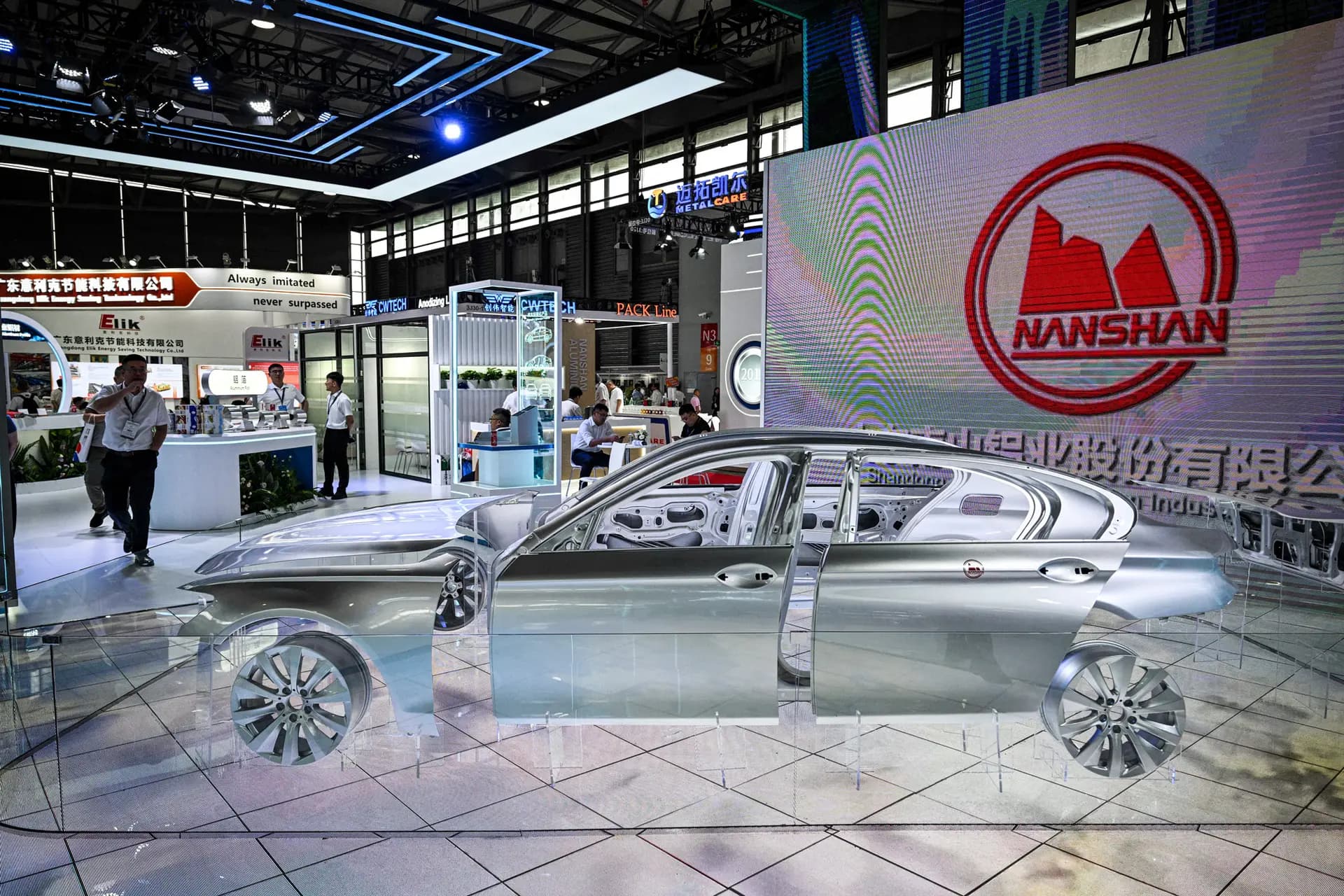 Piezas de aluminio para autos expuestas durante la Feria Comercial Aluminum China 2025 en Shanghái, el 10 de julio de 2025. Gran parte del aluminio de los vehículos eléctricos chinos proviene de la región china de Xinjiang, donde el metal es procesado por uigures detenidos. (Héctor Retamal/AFP vía Getty Images)