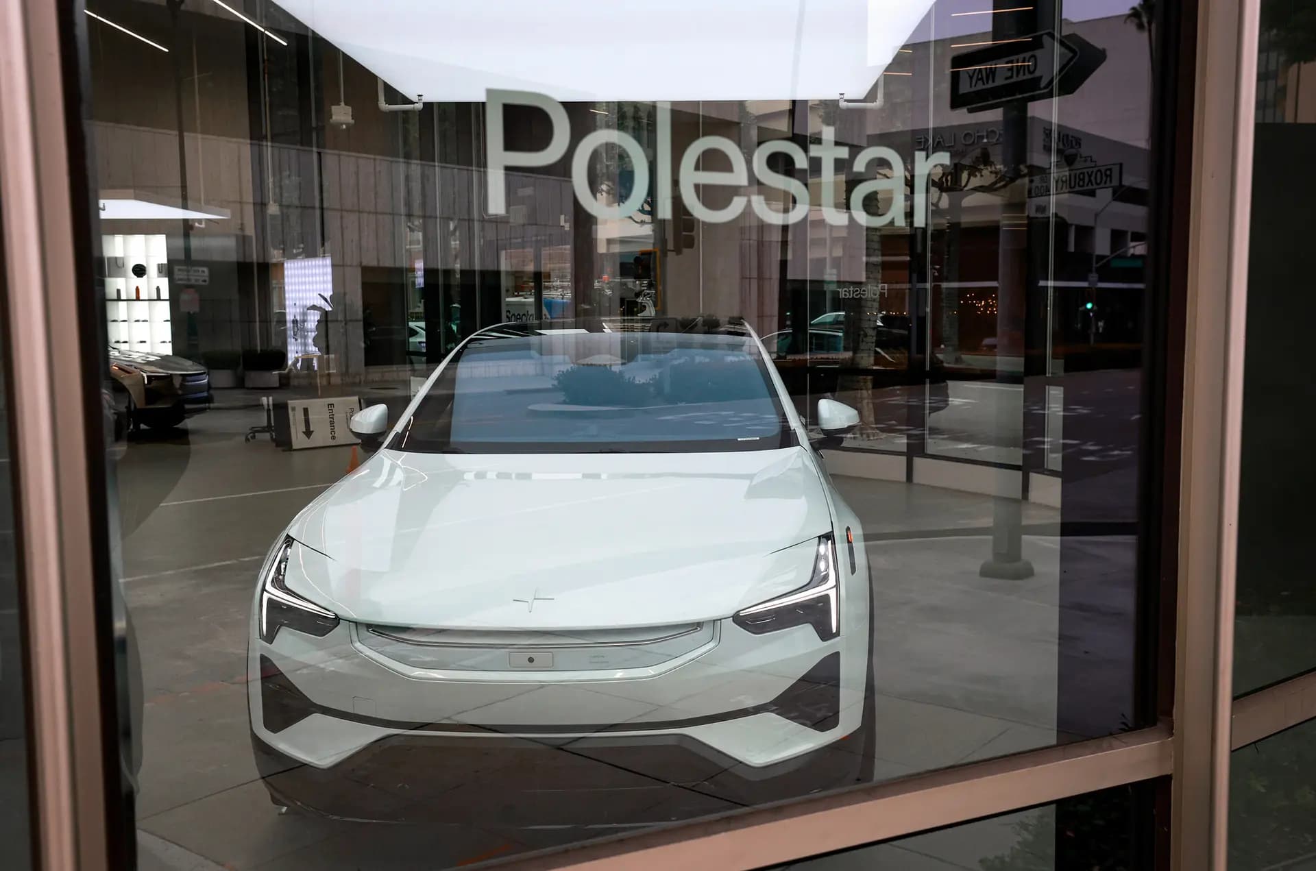 Un auto Polestar en exhibición en la sala de ventas de un concesionario Polestar en Beverly Hills, California, el 26 de junio de 2026. Al fabricante de autos eléctricos se le prohibirá vender vehículos nuevos en Estados Unidos a partir del año modelo 2027, después de que el Departamento de Comercio invocara preocupaciones de seguridad nacional en virtud de las nuevas regulaciones sobre vehículos conectados. (Justin Sullivan/Getty Images)