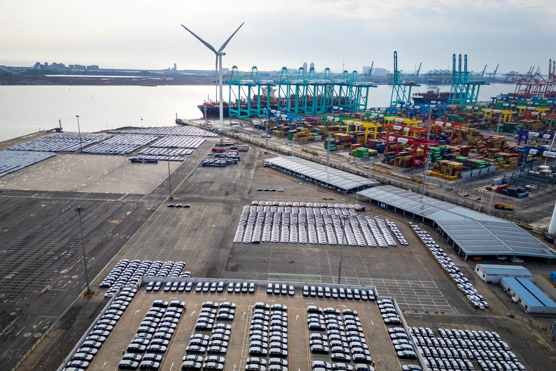 Vehículos a la espera de ser cargados en un barco para su exportación en Tianjin, China, el 30 de marzo de 2026. (Lintao Zhang/Getty Images)