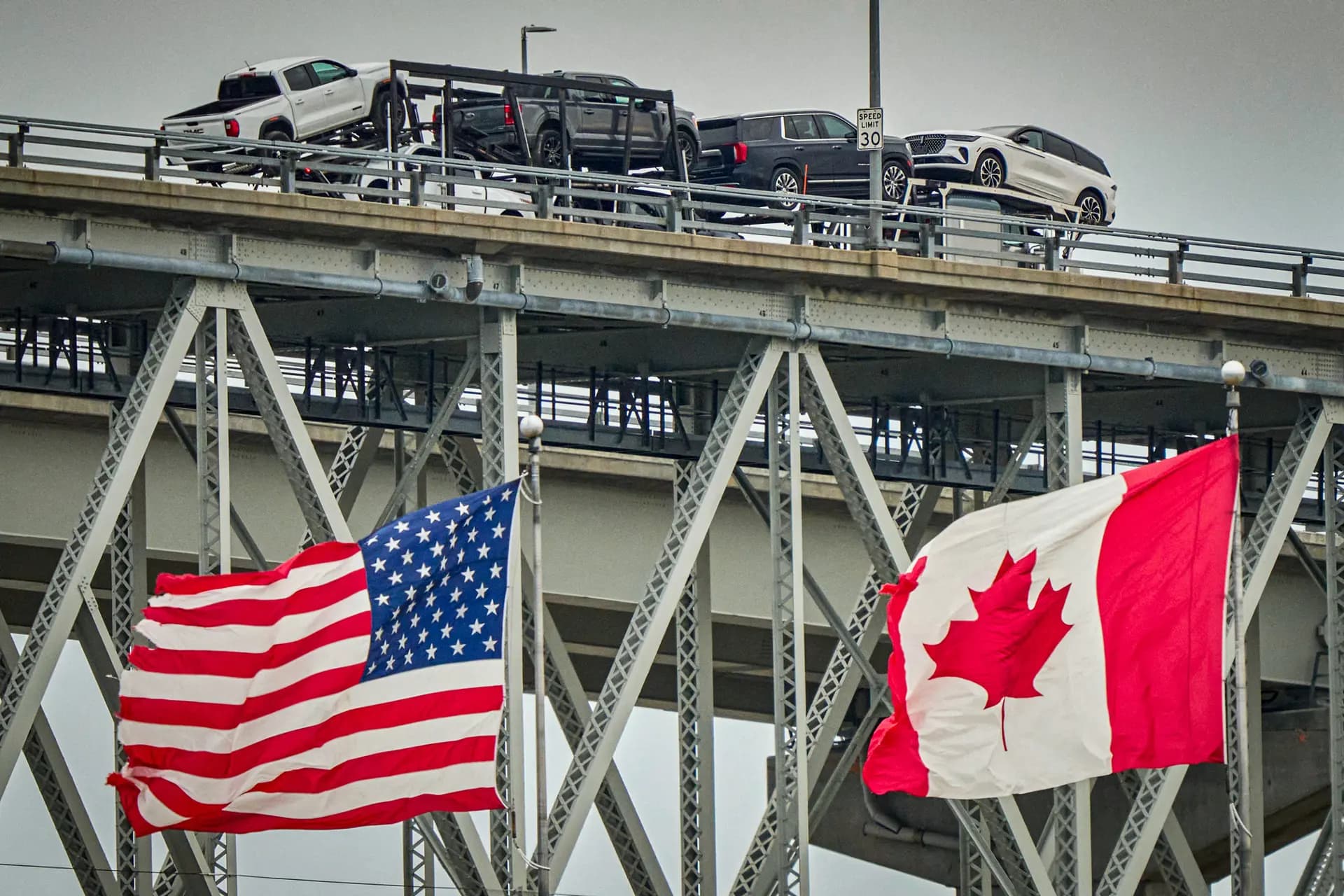 Un camión con vehículos cruza el paso fronterizo del Puente Blue Water hacia Estados Unidos desde Sarnia, Canadá, el 3 de abril de 2025. Washington ha dado a entender que rechazará a los vehículos fabricados en China que intenten ingresar desde Canadá. (Geoff Robins/AFP vía Getty Images)