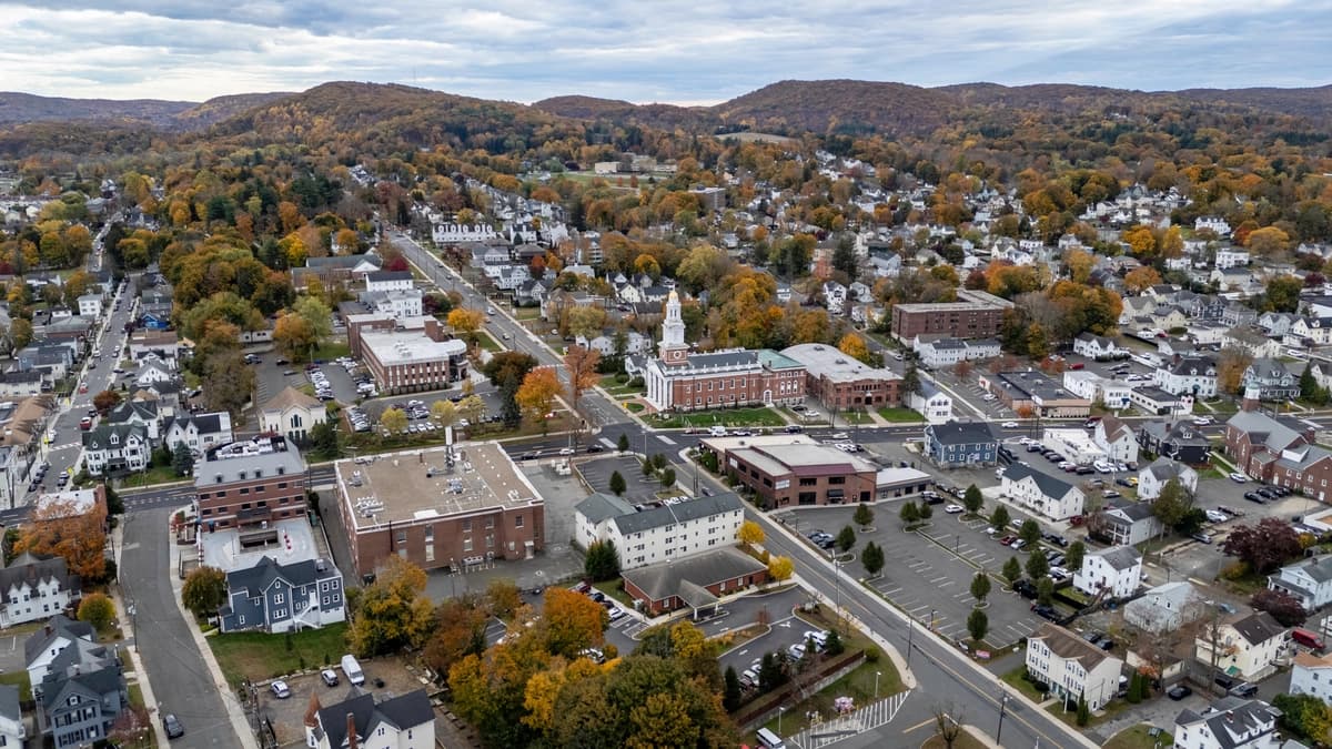 Vista aérea del follaje otoñal en la ciudad de Danbury, Connecticut, el 17 de octubre de 2025. (John Moore/Getty Images)
