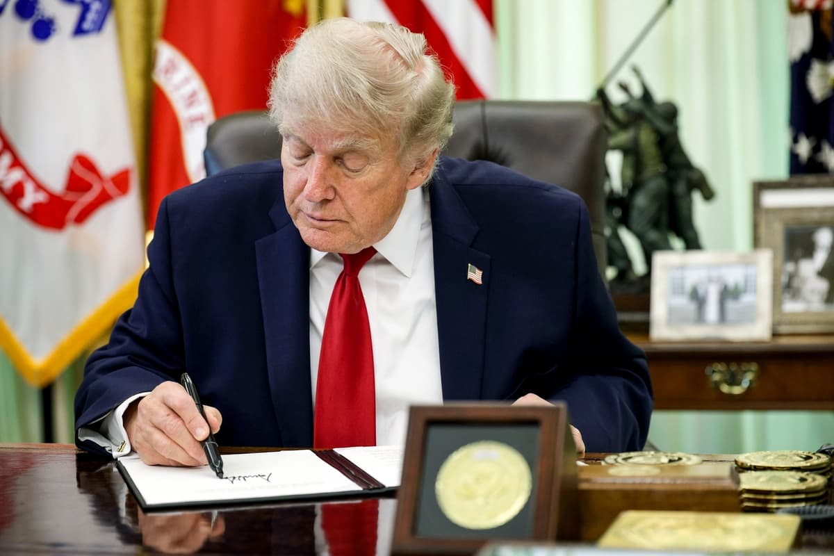 El presidente Donald Trump firma una orden ejecutiva relacionada con las reparaciones automotrices en el Despacho Oval de la Casa Blanca el 29 de junio de 2026. (Alex Wong/Getty Images)