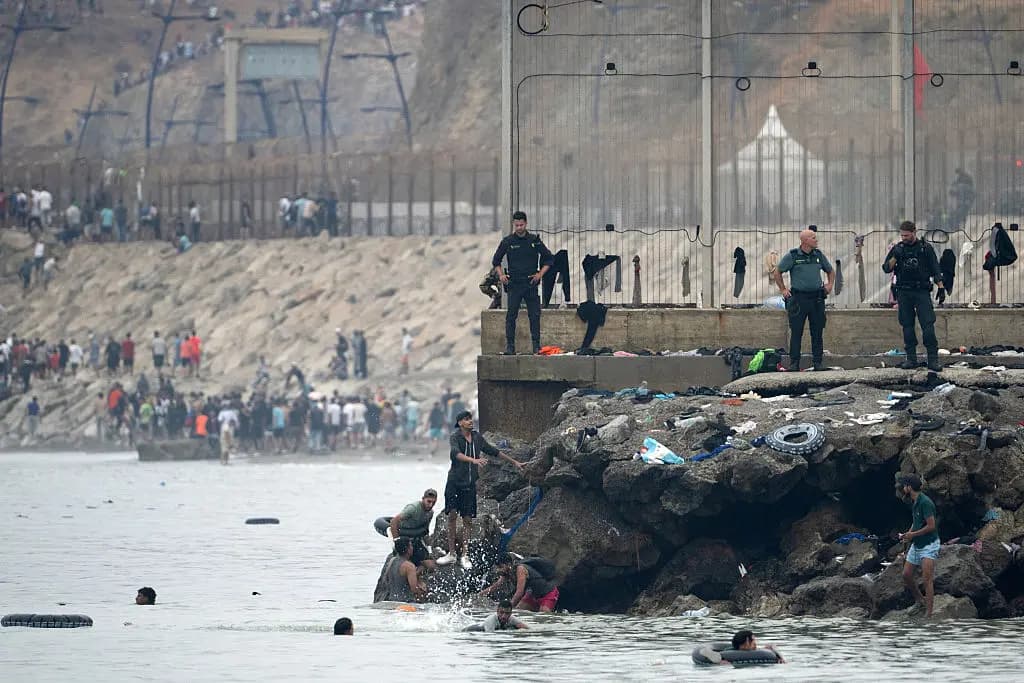 Migrantes intentan cruzar a nado las aguas cercanas a la frontera con Marruecos para ingresar al enclave español de Ceuta, en el norte de África, el 31 de julio de 2026. (Jorge Guerrero/AFP vía Getty Images)