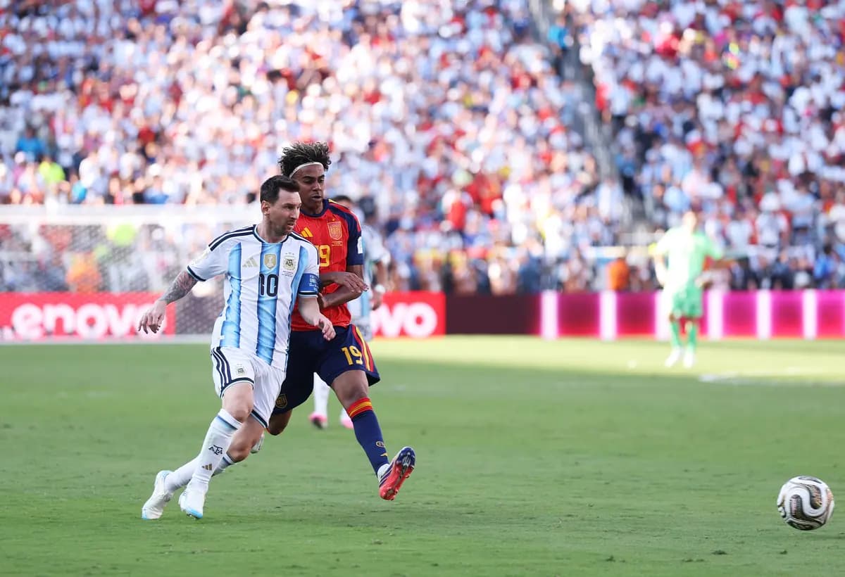 Lionel Messi (izquierda), de Argentina, controla el balón frente a Lamine Yamal (derecha), de España, durante la final del Mundial de la FIFA 2026 celebrada en East Rutherford, Nueva Jersey, el 19 de julio de 2026. (Carl Recine/Getty Images).