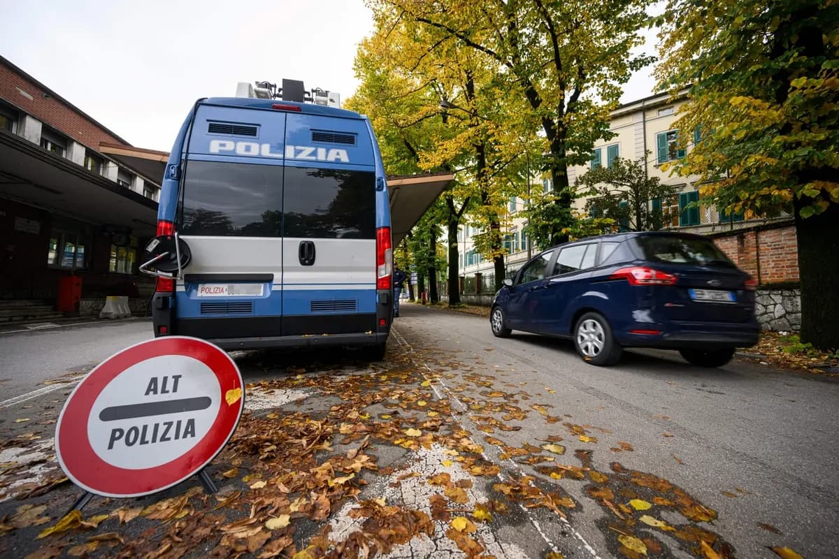 La policía fronteriza italiana controla el tráfico en el paso fronterizo entre Eslovenia e Italia en Rozna Dolina, cerca de Nova Gorica, Eslovenia, el 25 de octubre de 2023. (Jure Makovec/AFP vía Getty Images)