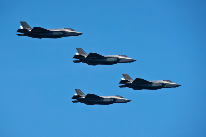 Aviones de combate supersónicos furtivos F-35 Lightning II vuelan en formación durante la Revista Naval Internacional 250 en Nueva York el 4 de julio de 2026. (Samira Bouaou/The Epoch Times).