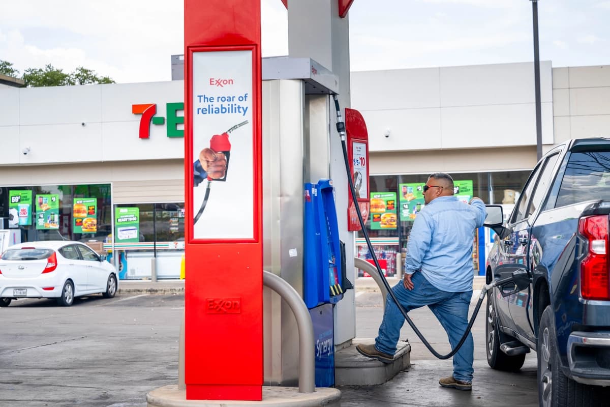 Una persona carga gasolina en una estación de servicio Exxon el 10 de julio de 2026 en Austin, Texas. (Brandon Bell/Getty Images).
