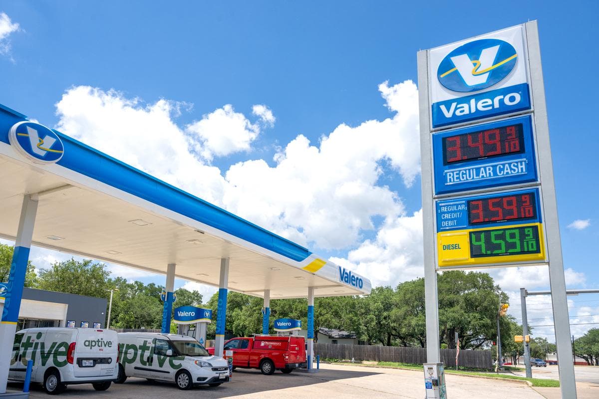 <em>Precios de la gasolina Valero mostrados en Austin, Texas, el 16 de junio de 2026. (Brandon Bell/Getty Images).</em>