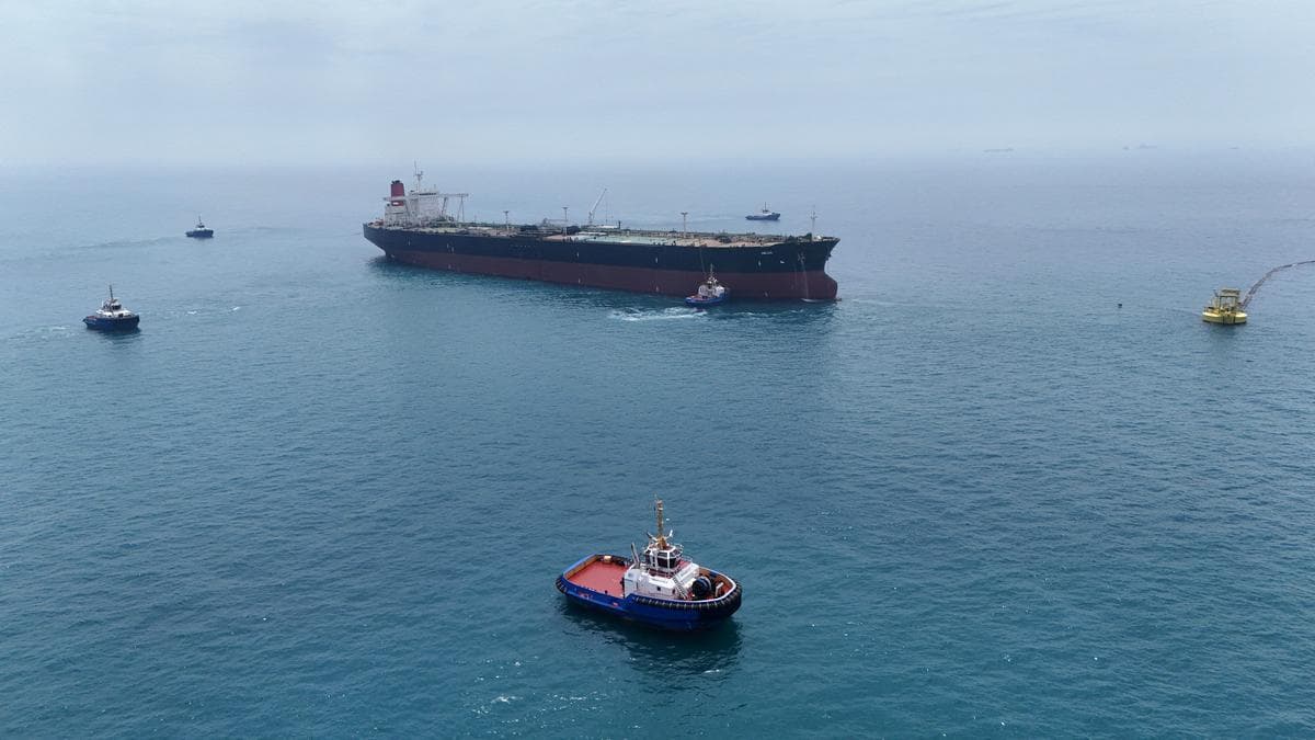 <em>El petrolero HELGA atracó en una de las terminales petroleras marinas del sur de Irak, cerca de Basora, para cargar crudo. Se convirtió en el segundo buque en llegar desde el cierre del estrecho de Ormuz, el 24 de abril de 2026. (Mohammed Aty/Reuters).</em>
