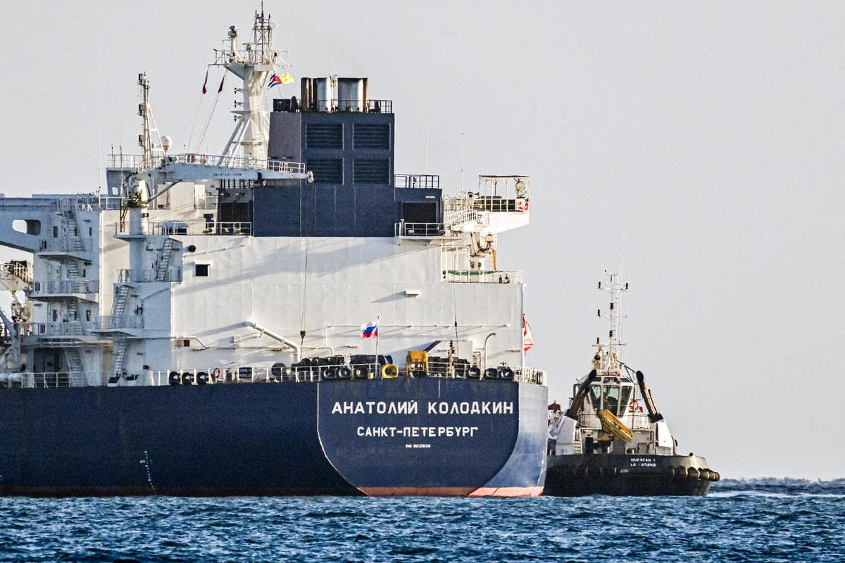 <em>Un remolcador guía a un petrolero ruso a su llegada a la terminal petrolera del puerto de Matanzas, Cuba, el 31 de marzo de 2026. (Yamil Lage/AFP vía Getty Images).</em>