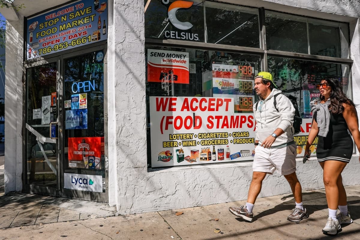Un letrero de cupones de alimentos cuelga en el escaparate de una tienda de abarrotes en Miami el 31 de octubre de 2025. (Joe Raedle/Getty Images)
