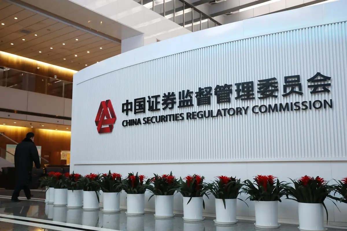 Un letrero de la Comisión Reguladora del Mercado de Valores de China (CSRC) en su sede de Beijing el 16 de noviembre de 2020. (VCG vía Getty Images)