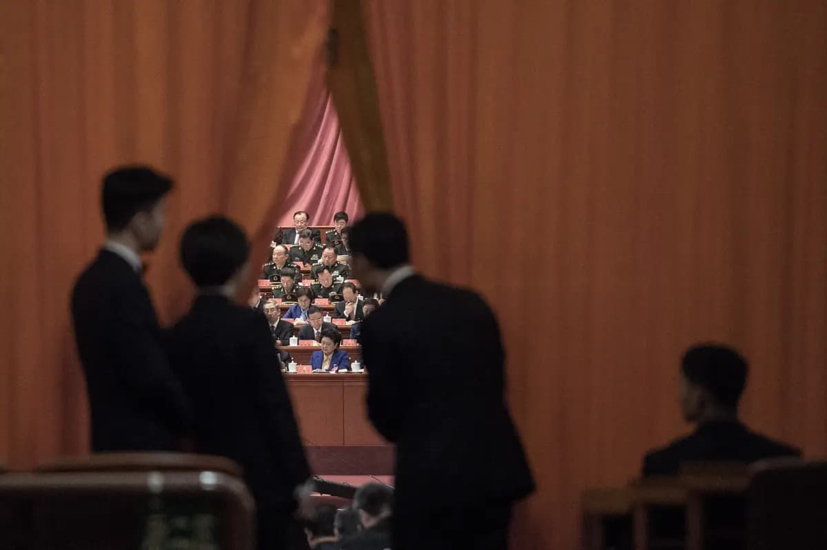 Guardias de seguridad chinos observan a los delegados militares durante el discurso del líder chino Xi Jinping en el XIX Congreso del Partido Comunista, celebrado en Beijing el 18 de octubre de 2017. (Fred Dufour/AFP vía Getty Images)