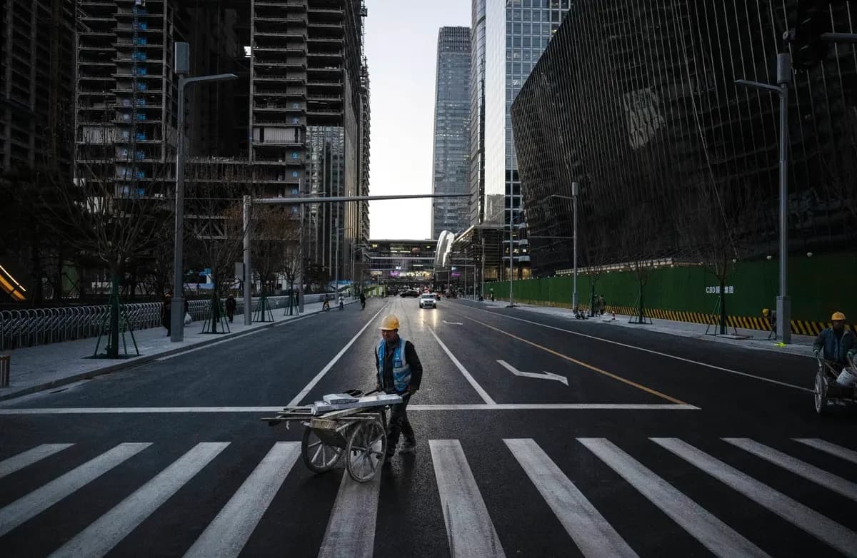 Un trabajador de la construcción empuja una carretilla con materiales a través de la calle en el Distrito Central de Negocios de Beijing , China, el 29 de noviembre de 2024. (Kevin Frayer/Getty Images)