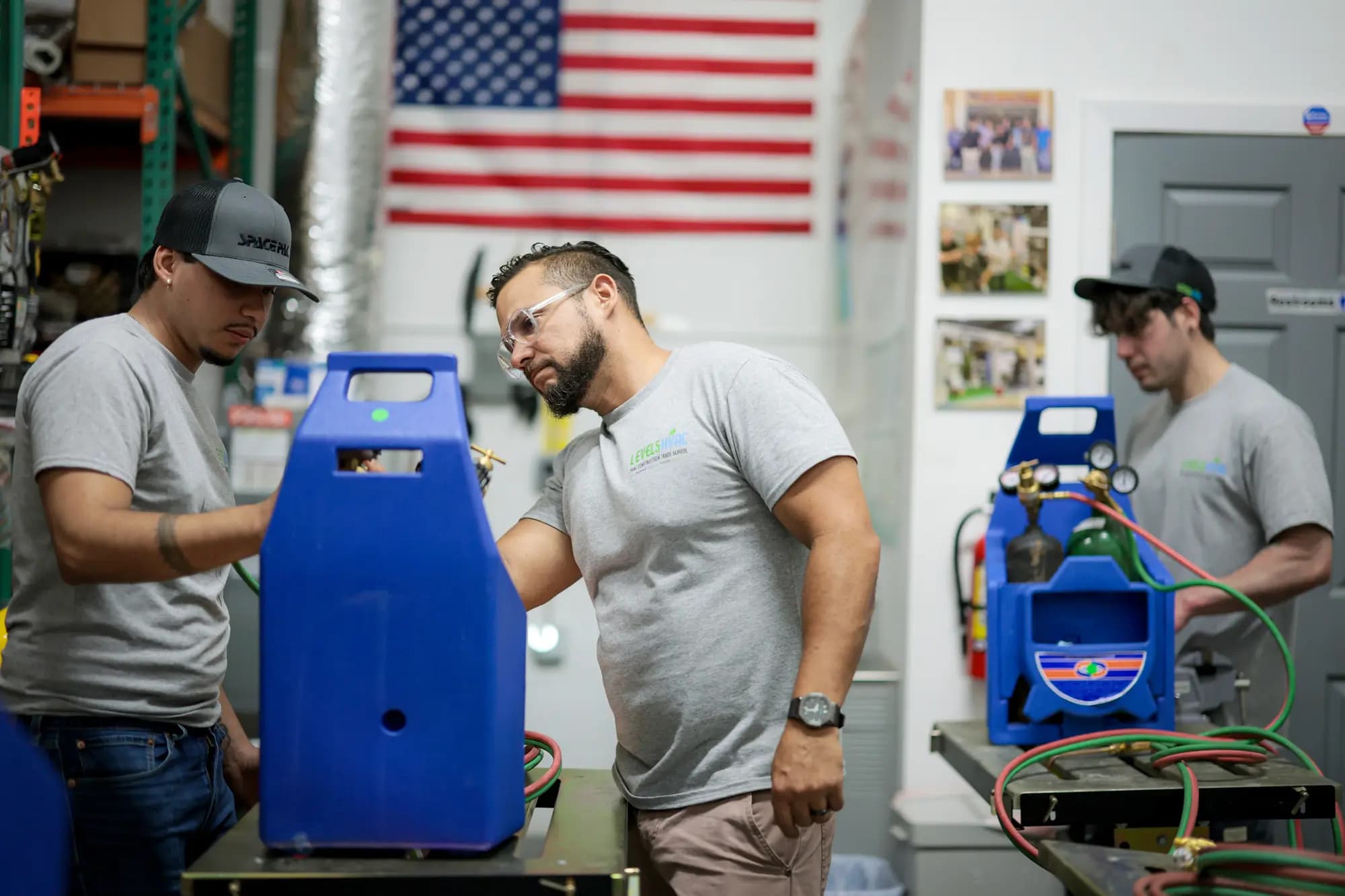 Estudiantes asisten a una clase de calefacción, ventilación y aire acondicionado en una escuela de formación de oficios para la <em>construcción</em> en Homestead, Florida, el 9 de mayo de 2026. Estadísticas recientes muestran que la gente está explorando alternativas a la licenciatura de cuatro años, y muchos optan por escuelas de formación profesional. (Joe Raedle/Getty Images).