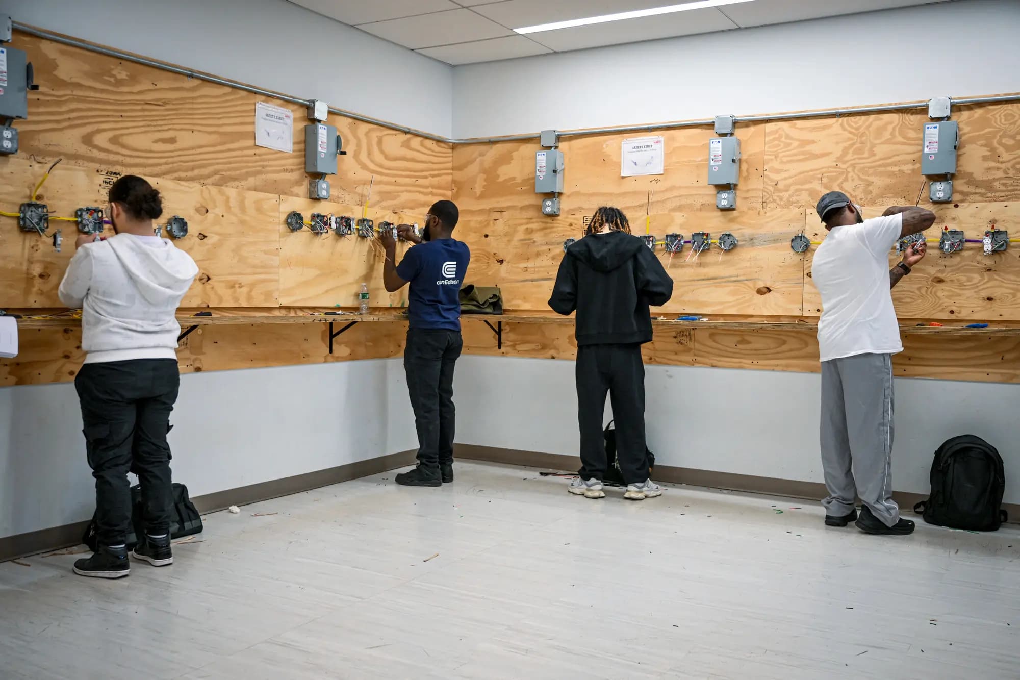 <em>Estudiantes participan en una clase práctica como parte del programa avanzado de electricidad en la Escuela Técnica Apex en la ciudad de Nueva York el 4 de junio de 2026. Los oficios calificados, tradicionalmente menospreciados, están en auge en Estados Unidos, especialmente entre los jóvenes adultos atraídos por la fuerte demanda, incluso a pesar de que la inteligencia artificial está reduciendo los empleos en el sector servicios. (Angela Weiss/AFP vía Getty Images).</em>