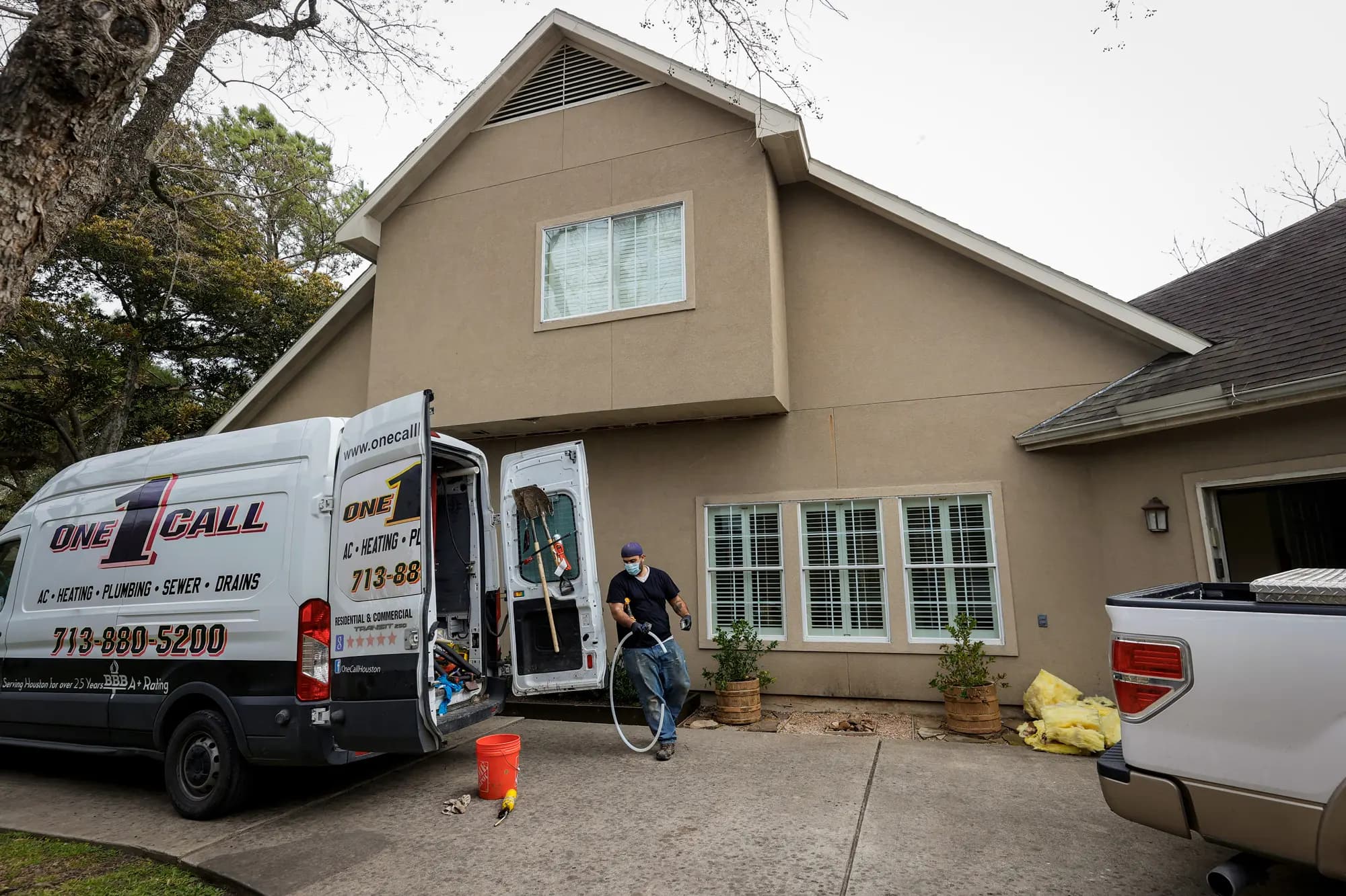 <em>Un fontanero se prepara para reparar una tubería rota tras una tormenta invernal en Houston, el 21 de febrero de 2021. El sector de la fontanería se encuentra entre los que registraron la mayor escasez de mano de obra cualificada en 2026. (Justin Sullivan/Getty Images).</em>