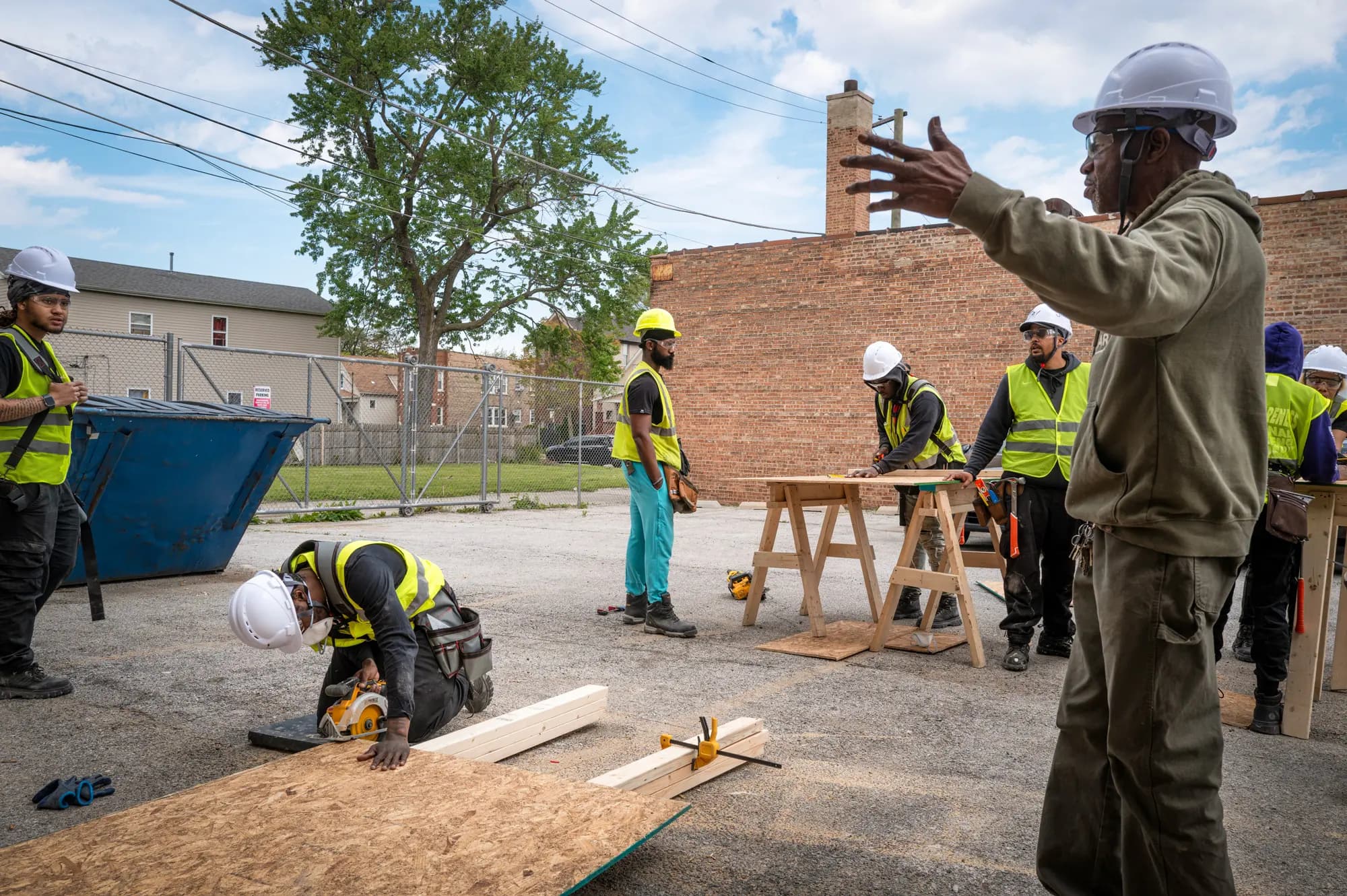 <em>Un instructor enseña habilidades de construcción en Revolution Workshop, una organización sin fines de lucro que prepara a los estudiantes para un programa de aprendizaje sindical, en Chicago, el 8 de mayo de 2026. (Scott Olson/Getty Images).</em>