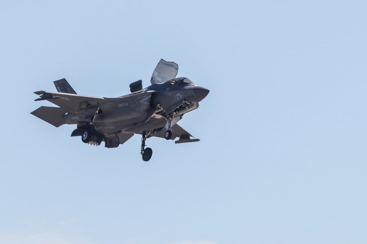 Un F-35B Lightning II con base en la Estación Aérea del Cuerpo de Marines de Miramar, en San Diego, California, realiza una demostración aérea durante el espectáculo aéreo MCAS 2022 en la MCAS Miramar, el 24 de septiembre de 2022. (Foto del Cuerpo de Marines de EE. UU. por el cabo de primera José S. GuerreroDeLeon)
