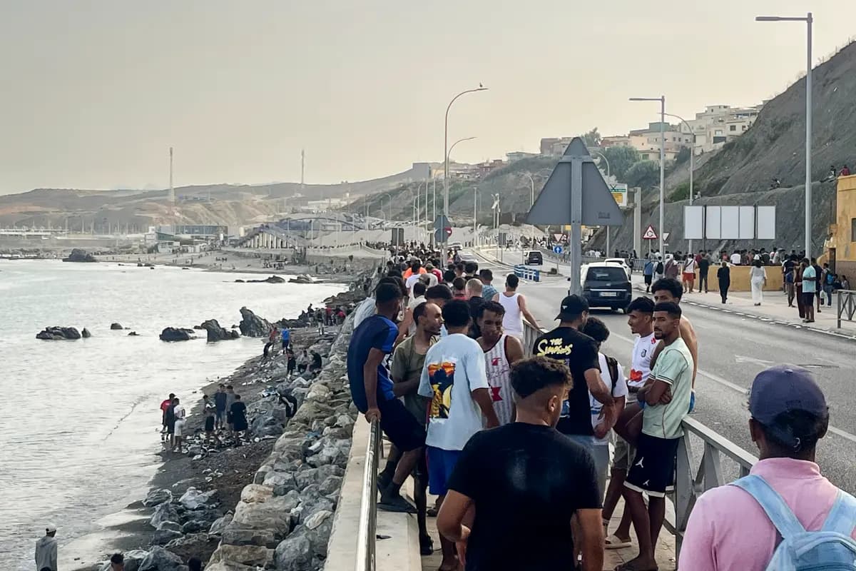 <em>Multitudes de jóvenes migrantes marroquíes se congregan a lo largo de la carretera costera cerca de la Avenida Martínez Catena en el territorio español de Ceuta, en España, el 31 de julio de 2026, tras cruzar a nado desde Marruecos. (Etienne Fauchaire/The Epoch Times).</em>